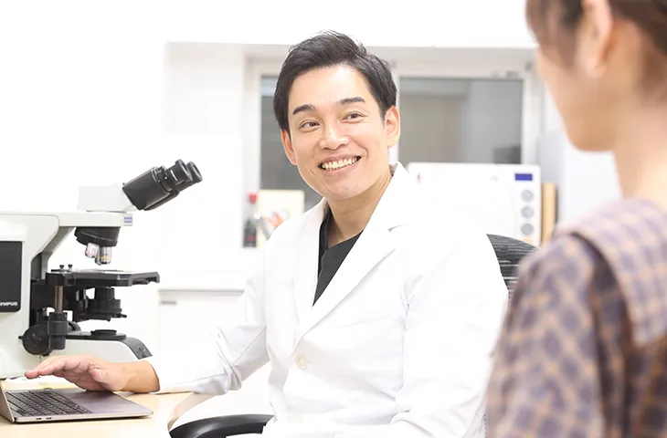 円形脱毛症の診察風景