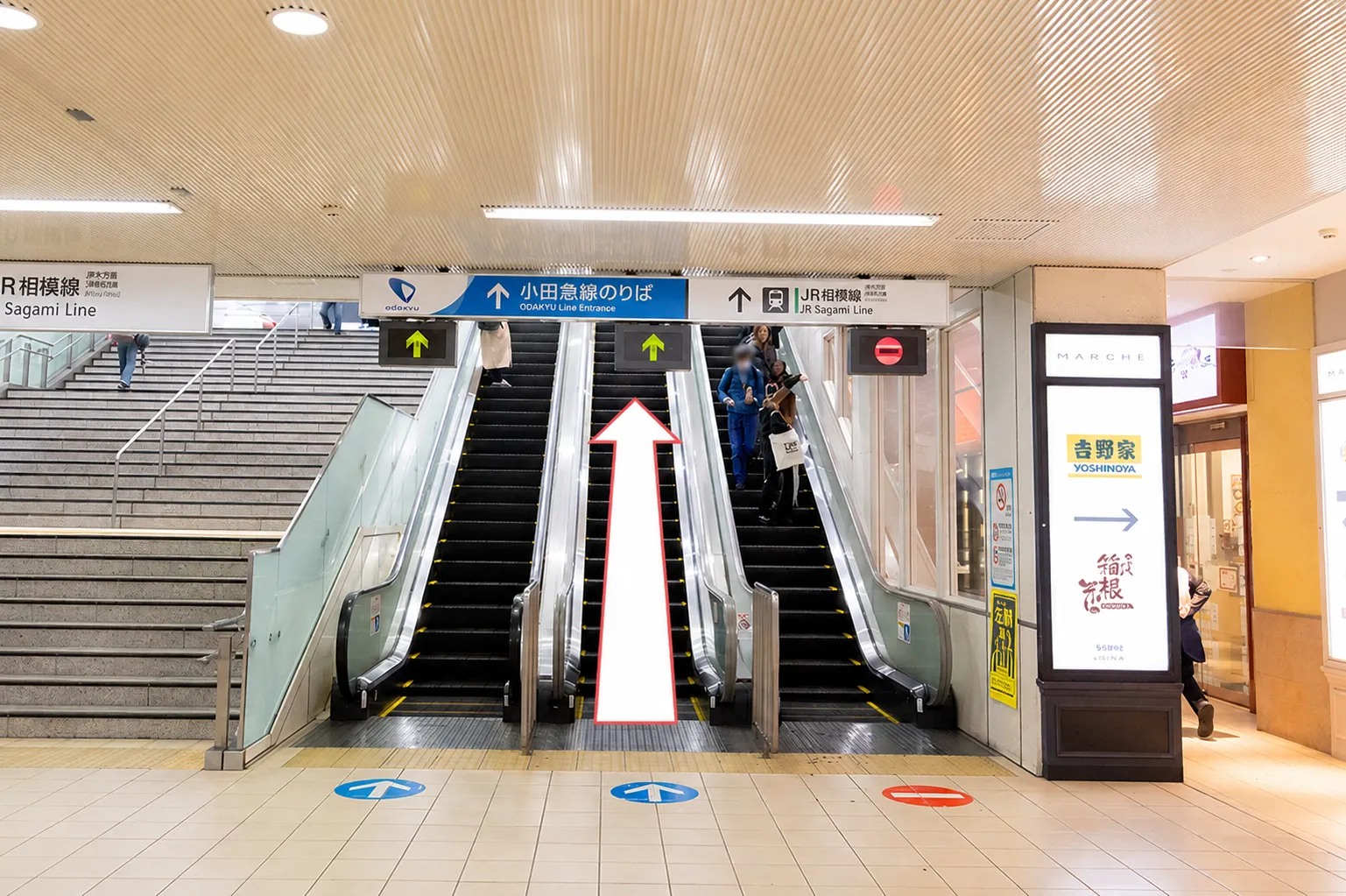 2階に上がり、背中側にある自由通路をららぽーと方面に進みます。