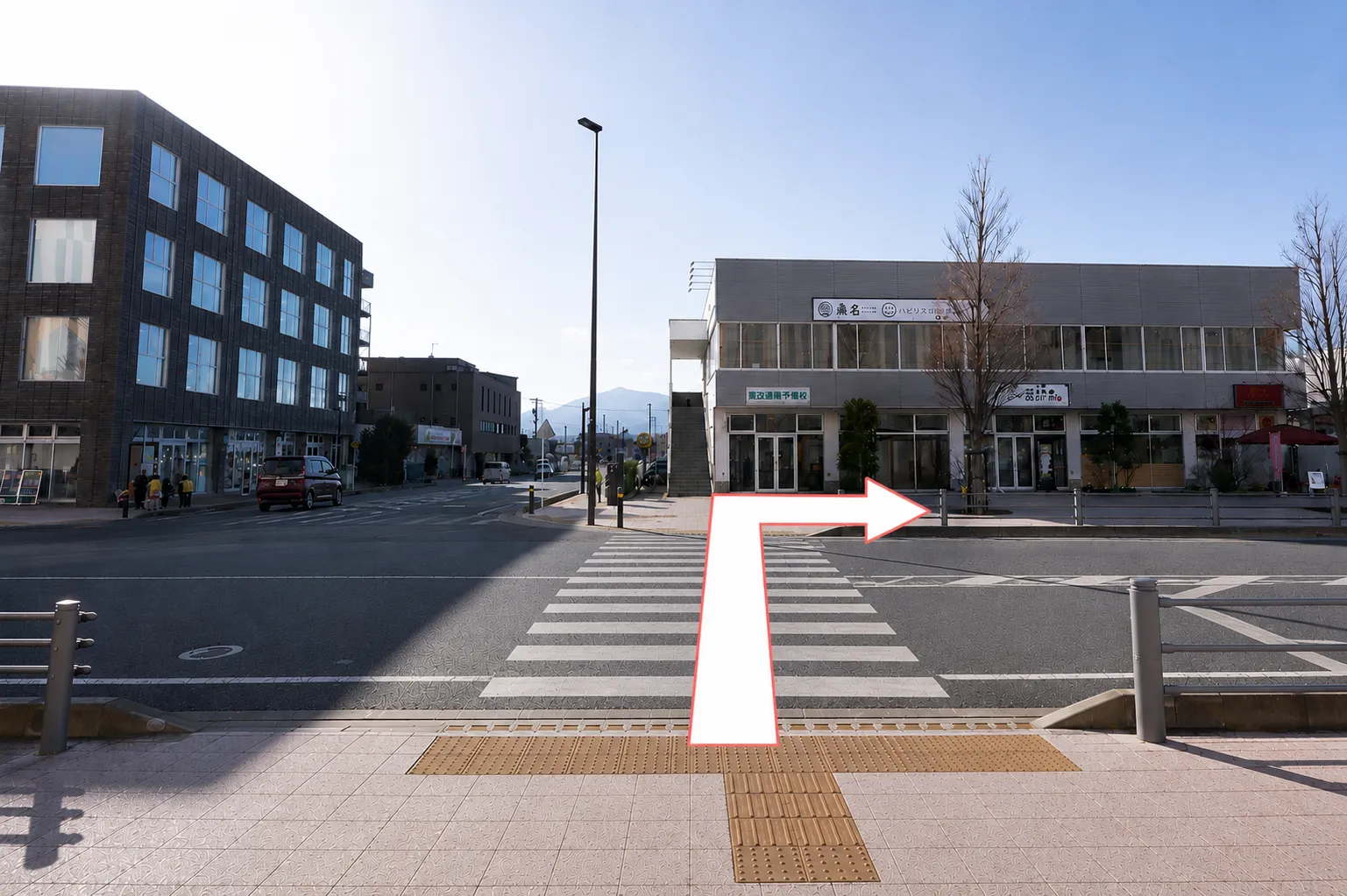 横断歩道を渡って、右に進みます。