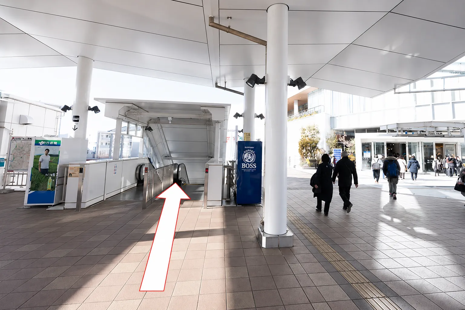 自由通路の突き当りのエスカレーターで地上に降ります。