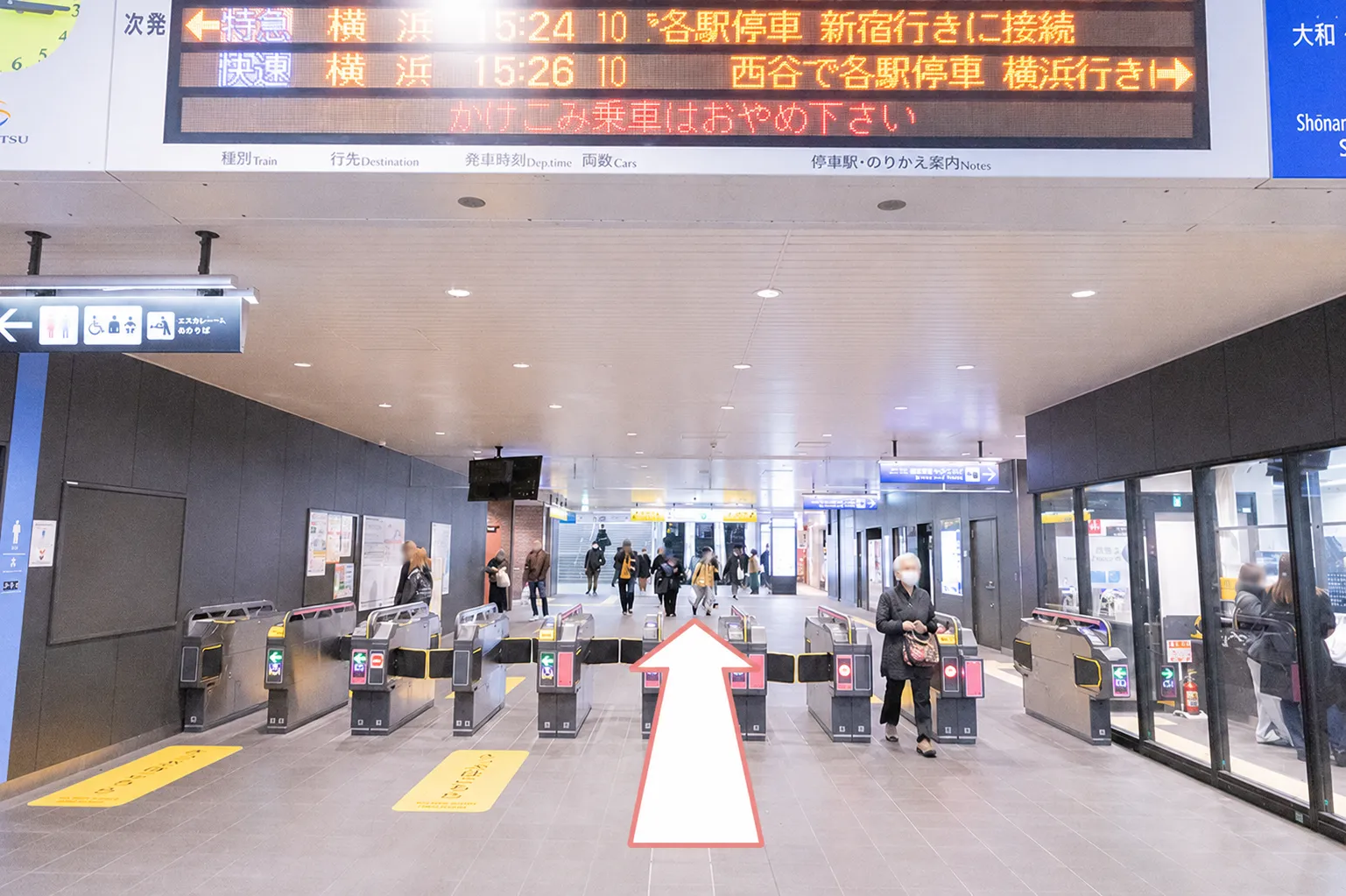 相鉄線海老名駅の改札を出て直進します。
