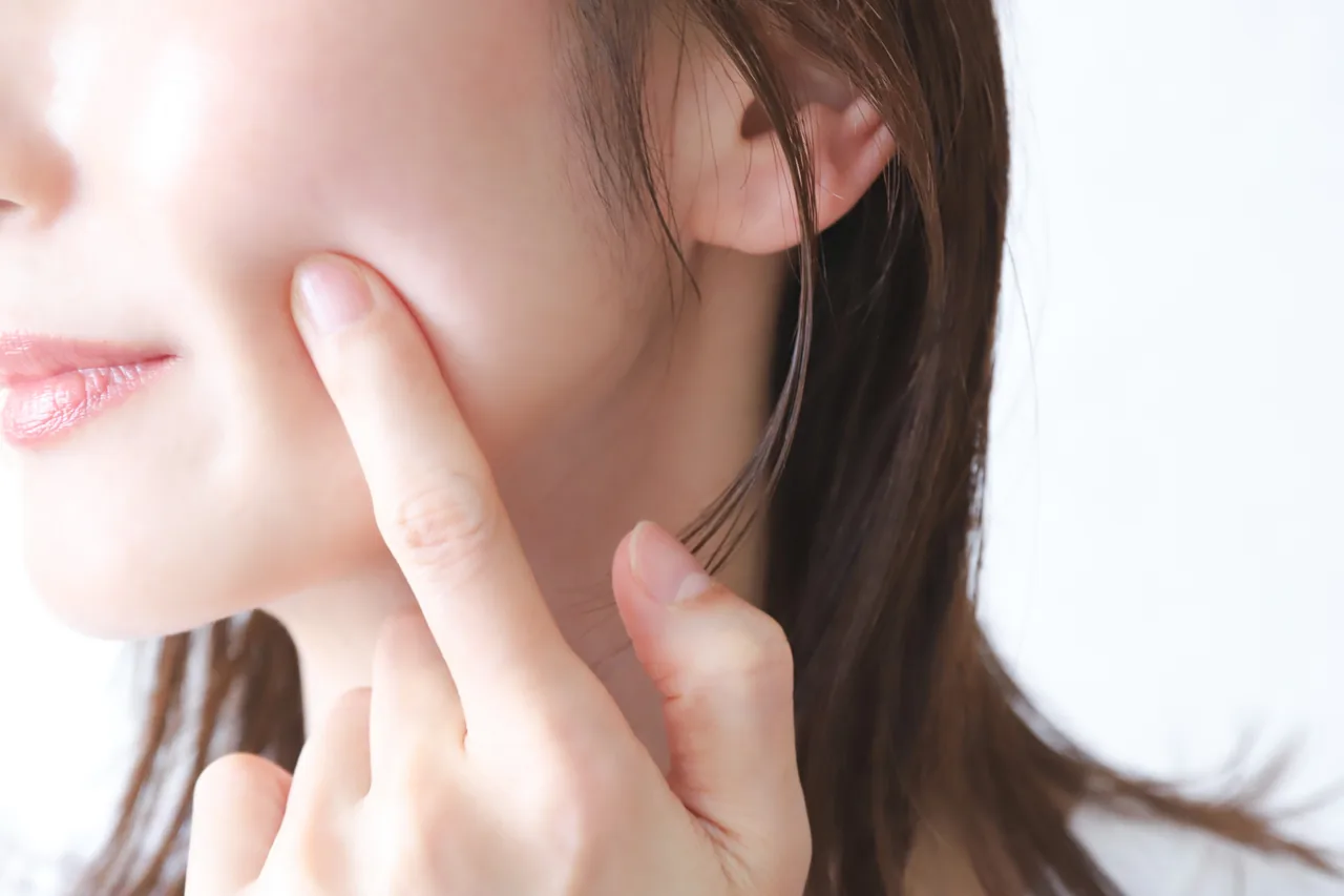 頬の赤み・繰り返すぶつぶつを気にする女性