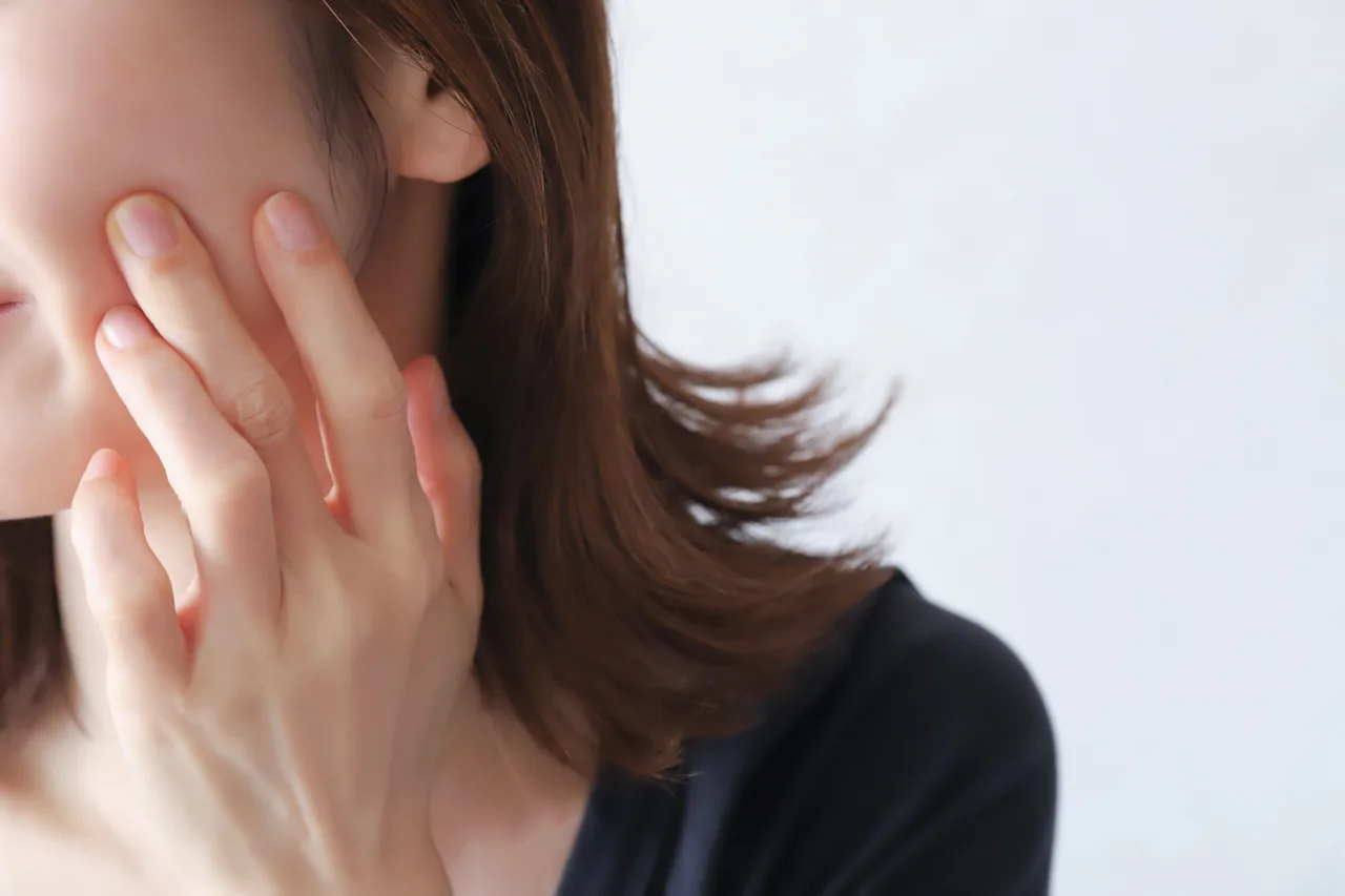 頬の赤み（赤ら顔・酒さ）を気にする女性