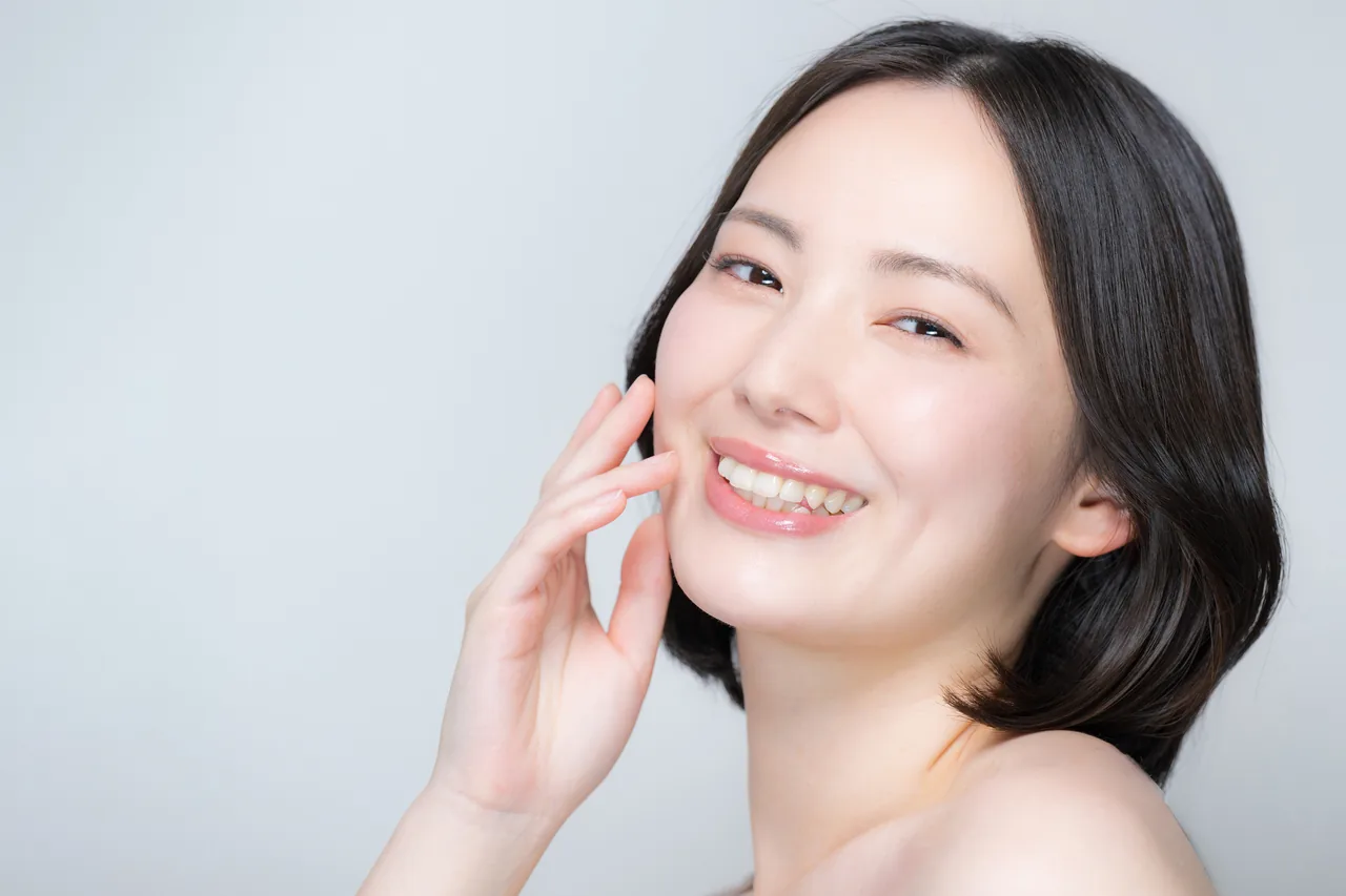 なめらかな頬に触れる女性