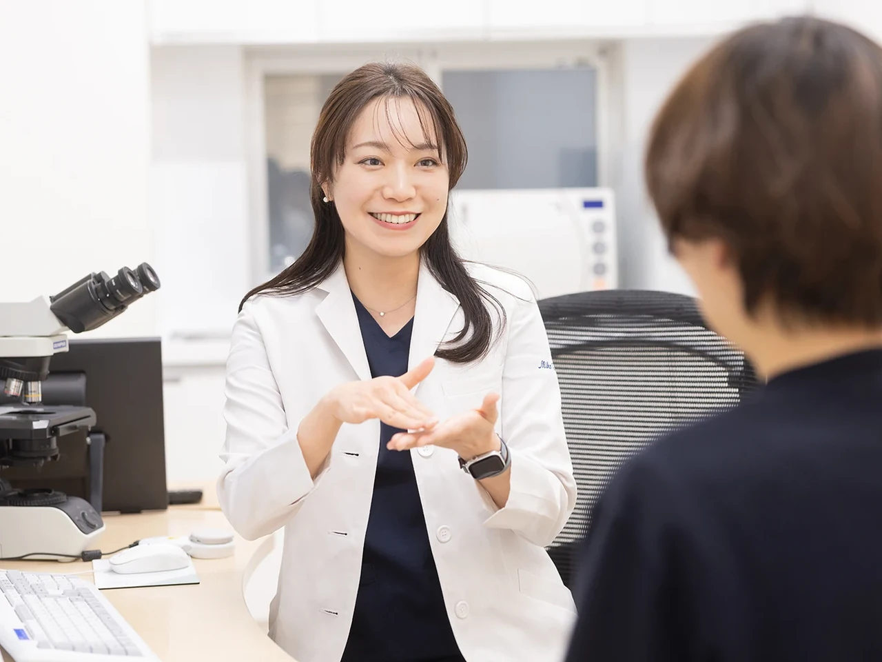 海老名皮フ科クリニック 田中美穂医師の診察風景